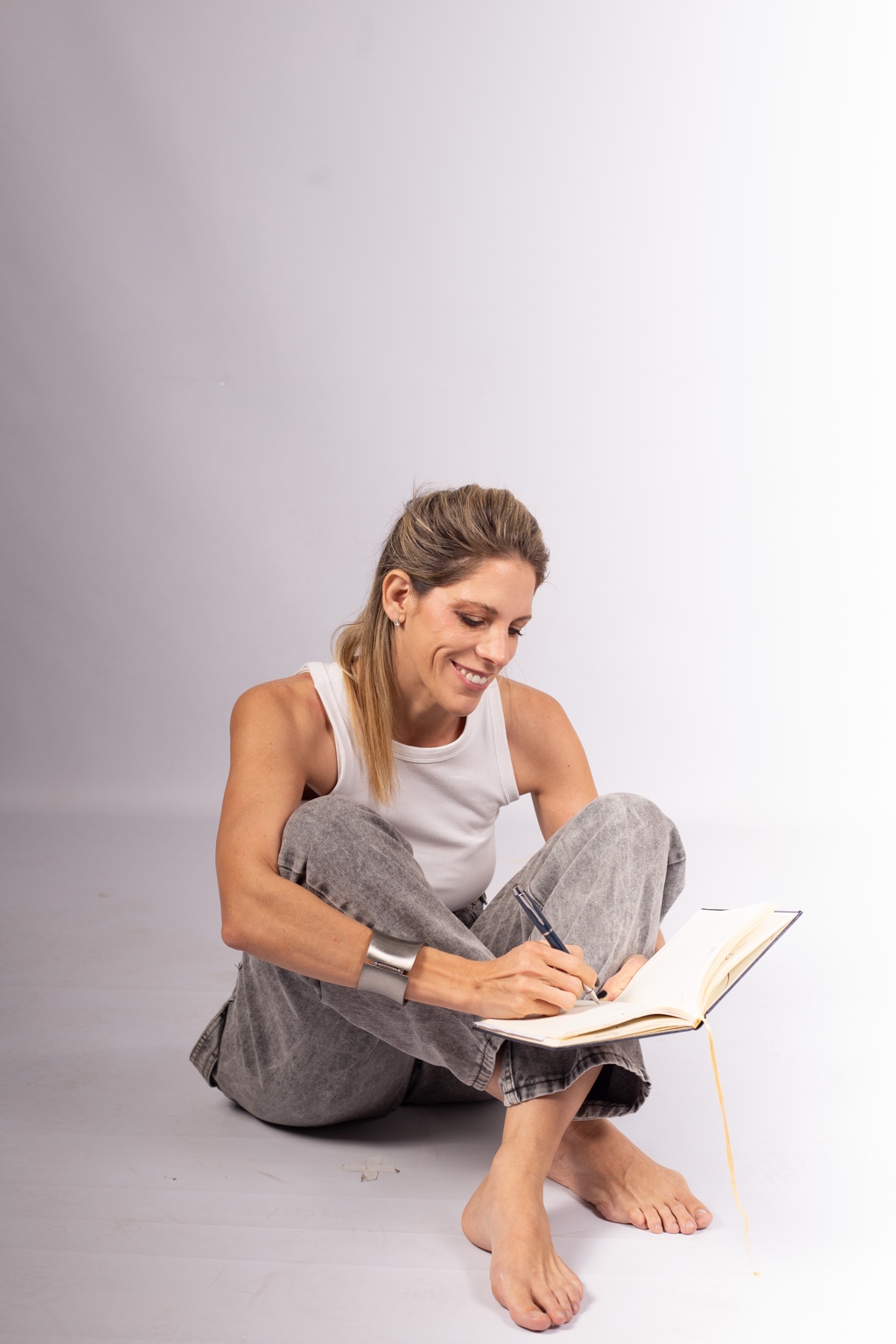 Lule Almada escribiendo